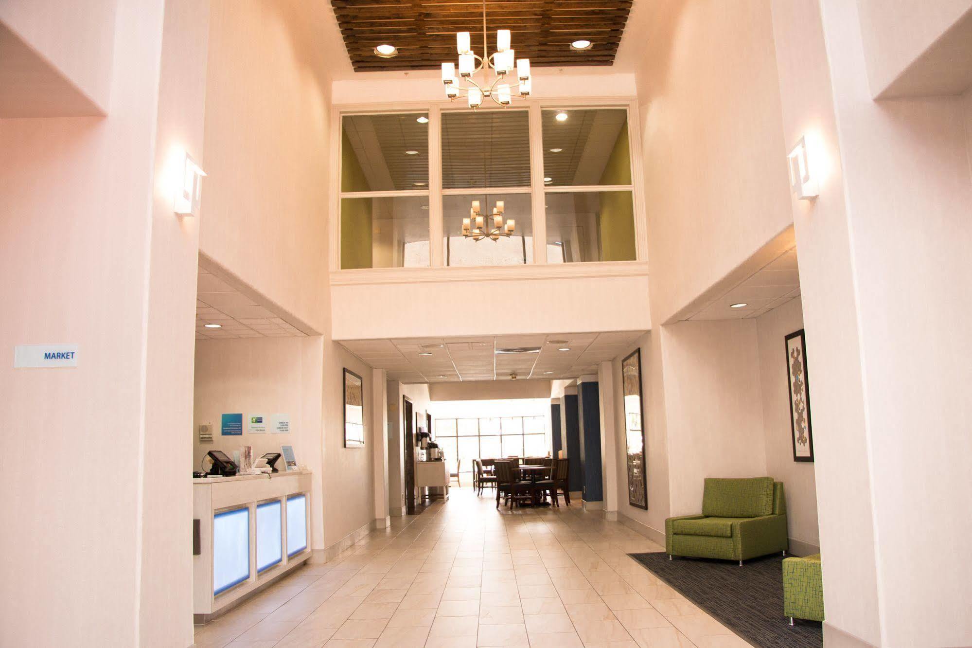 Holiday Inn Express North Тилер Екстериор снимка